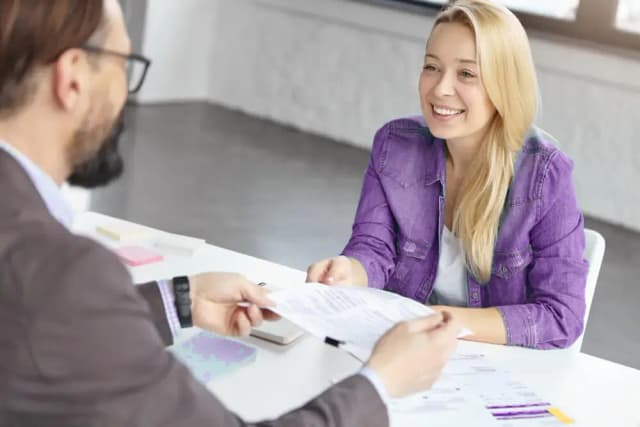 Klant overhandigt een document aan onze adviseur